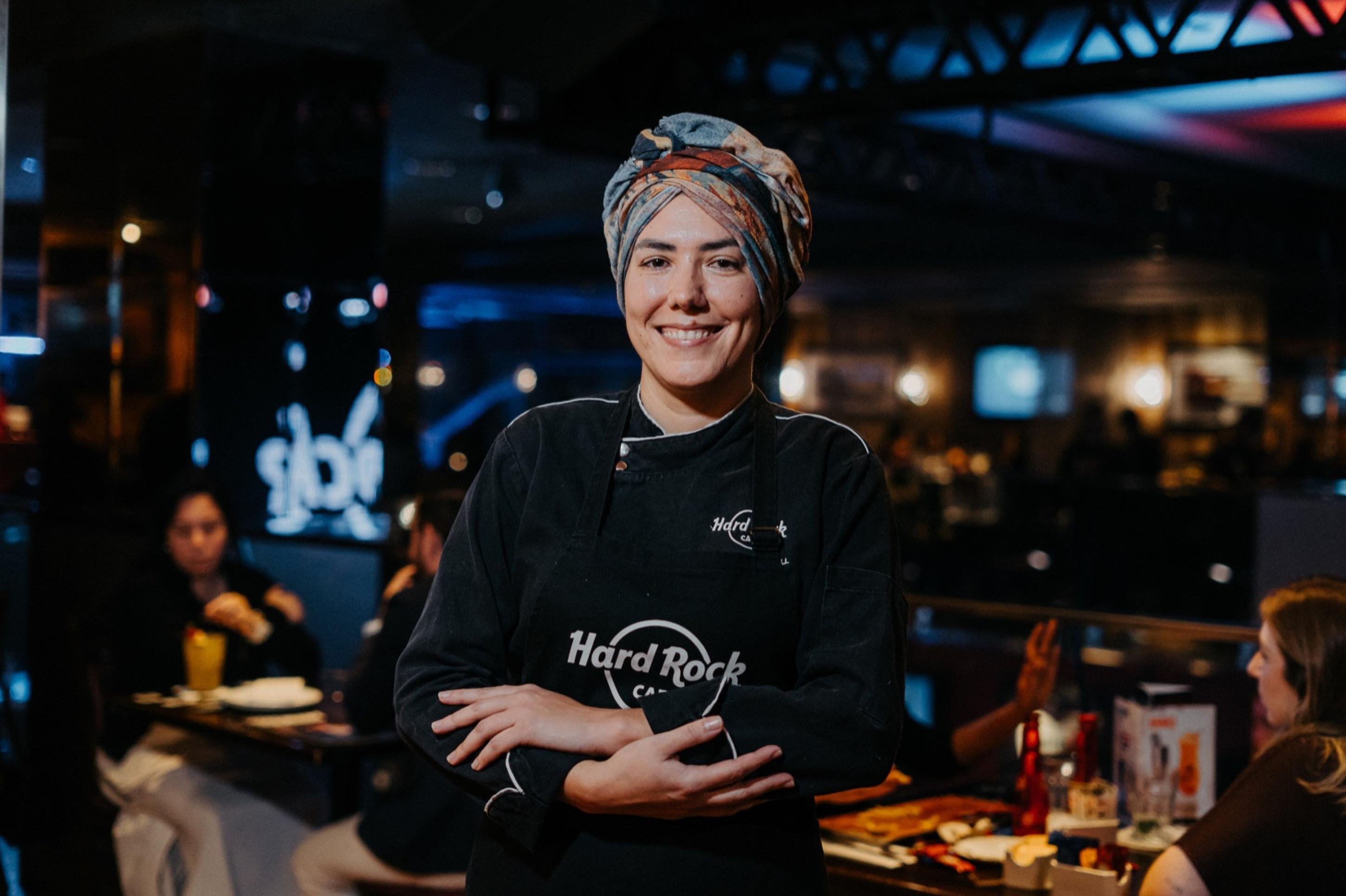 Chef mineira leva o pão de queijo para rede americana de restaurantes em Curitiba na versão waffle à brasileira
