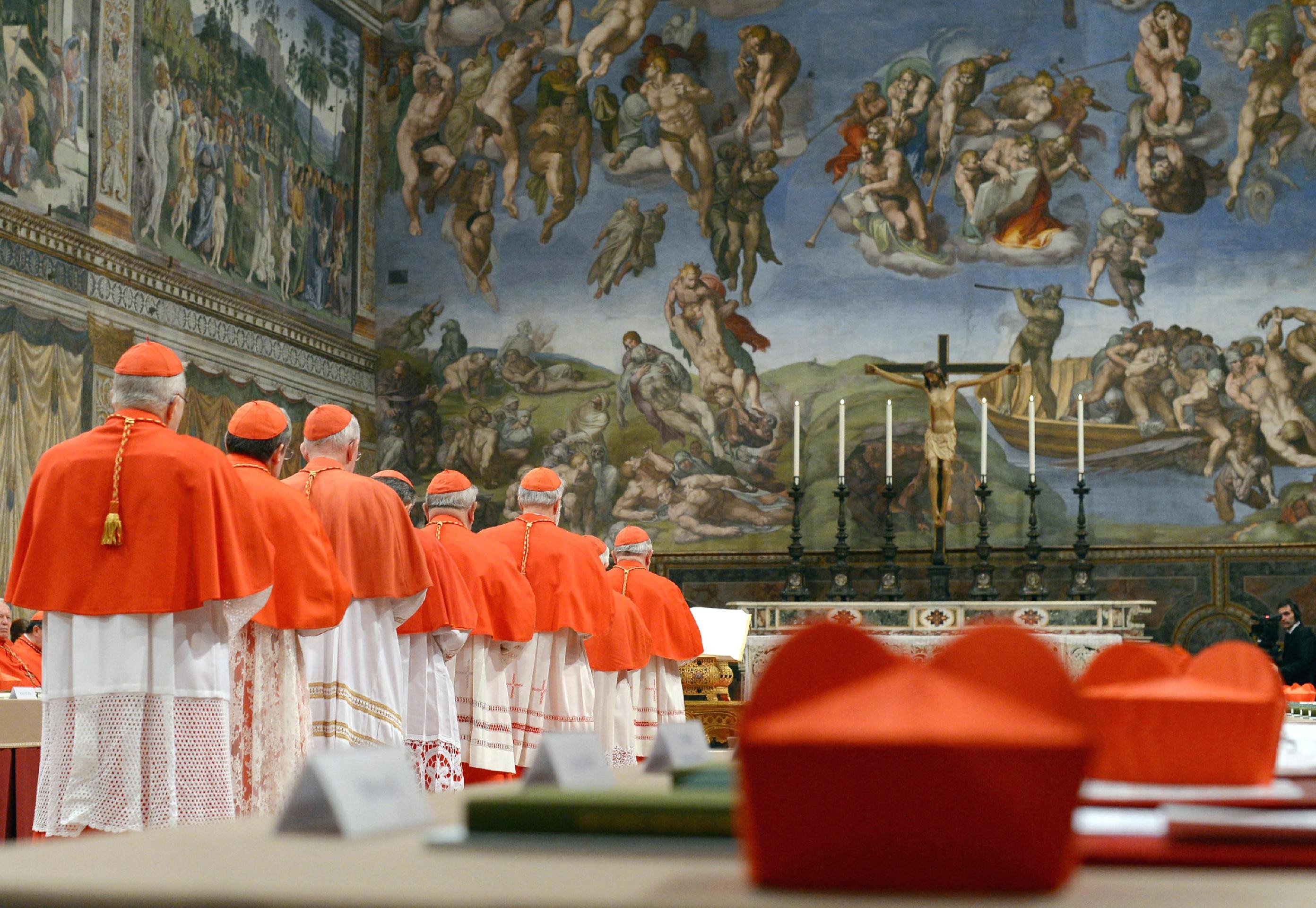 Vestidos com uma batina vermelha ornada com faixa, anel, solidéu e barrete, os cardeais pedem luz para escolher o futuro líder dos 1,4 bilhão de católicos
