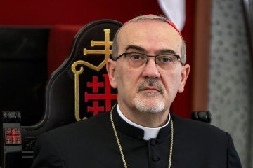 Acompanhado pelo patriarca ortodoxo Teófilo III, ele prometeu não abandonar a pequena comunidade cristã local - (crédito: AFP) Acompanhado pelo patriarca ortodoxo Teófilo III, ele prometeu não abandonar a pequena comunidade cristã local - (crédito: AFP)