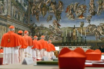 Vestidos com uma batina vermelha ornada com faixa, anel, solidéu e barrete, os cardeais pedem luz para escolher o futuro líder dos 1,4 bilhão de católicos -  (crédito:  AFP)