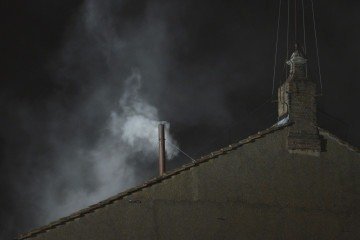 Fumaça branca sobe da chaminé no telhado da Capela Sistina, o que significa que os cardeais elegeram um novo papa       -  (crédito: Andreas SOLARO / AFP       )