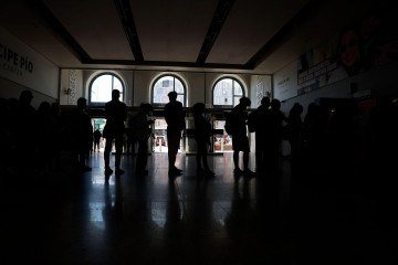 Embora notícias tenham tentado explicar o blacaute, a causa exata do apagão é desconhecida -  (crédito: Andreu Esteban/EPA-EFE)