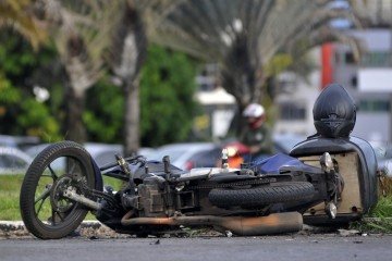 ´Foto Ilustrativa': Acidente na Ceilândia envolveu carro, moto e poste na manhã desta sexta(3/5); A vítima foi levada em estado grave ao Hospital Regional de Ceilândia (HRC). -  (crédito: Minervino Júnior/CB/D.A.Press)