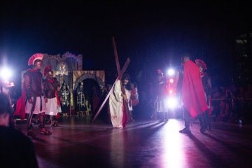 Encenação da Paixão de Cristo, realizada em Taguatinga Sul, terá recursos de acessibilidade pela primeira vez
- (crédito: Cedido ao Correio) Encenação da Paixão de Cristo, realizada em Taguatinga Sul, terá recursos de acessibilidade pela primeira vez
- (crédito: Cedido ao Correio)