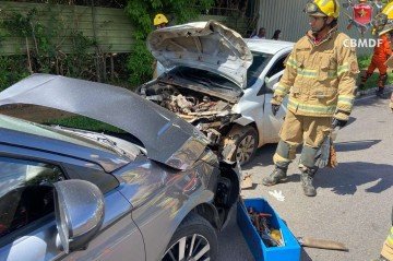 Colisão frontal ocorreu na tarde de domingo e deixou uma mulher ferida -  (crédito: Divulgação/CBMDF)