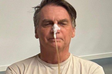 O político segue com o suporte calórico e nutricional por via parenteral (endovenosa) e realizando fisioterapia motora

 -  (crédito: Reprodução/Redes Sociais)