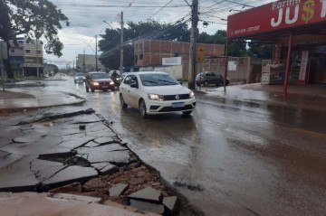 Na EQNP 6/10 a força da água foi tanta, que arrancou pate do asfalto de uma das ruas -  (crédito: Carlos Silva/CB/D.A.Press)