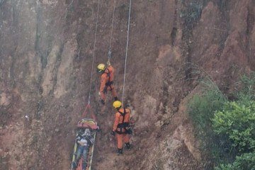 O homem foi resgatado consciente e orientado, queixando-se de dores na coluna -  (crédito: CBMDF)