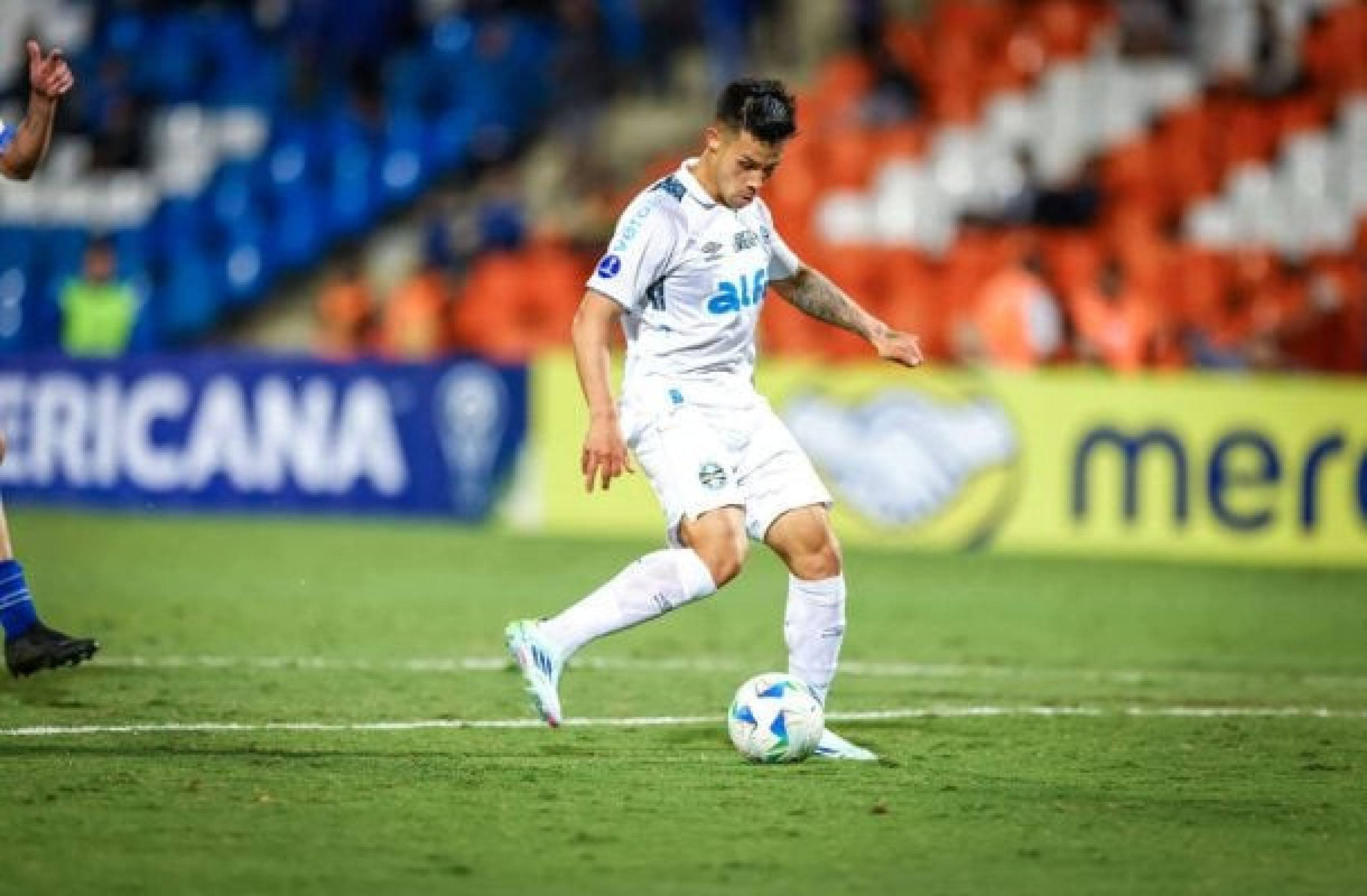 Aravena se torna dúvida no Grêmio para a Copa do Brasil por dores musculares
