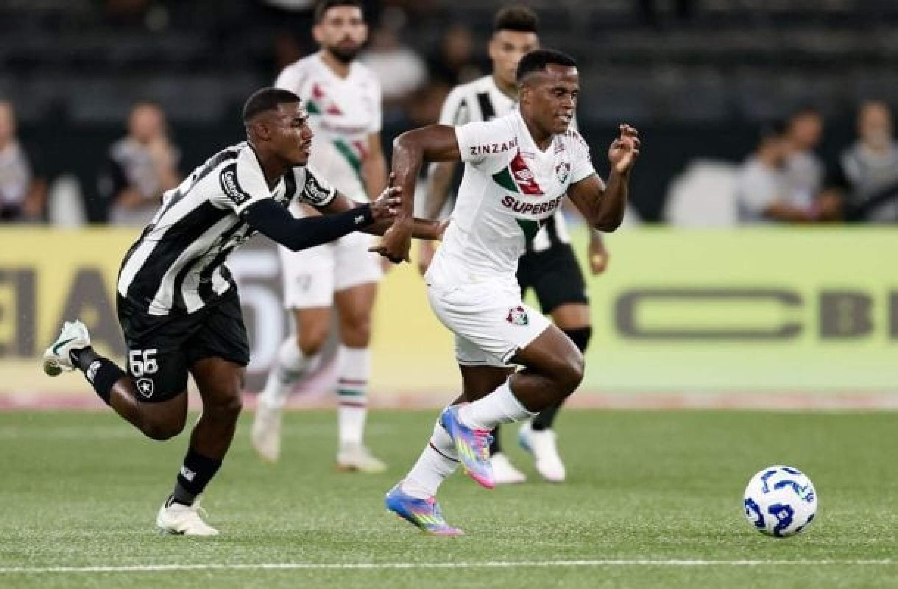 Arias se torna o terceiro estrangeiro com mais jogos pelo Fluminense