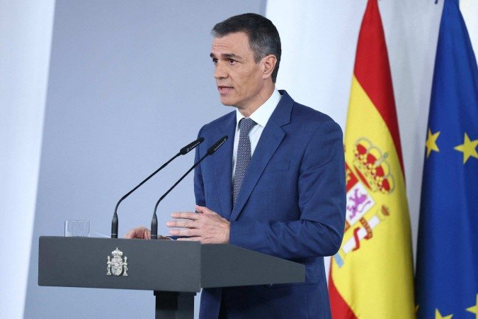  In this handout image taken and released by La Moncloa on April 28, 2025, Spanish Prime Minister Pedro Sanchez speaks during a televised address during a massive power cut affecting the entire Iberian peninsula and the south of France, in Madrid. Spain aims to restore power nationwide 