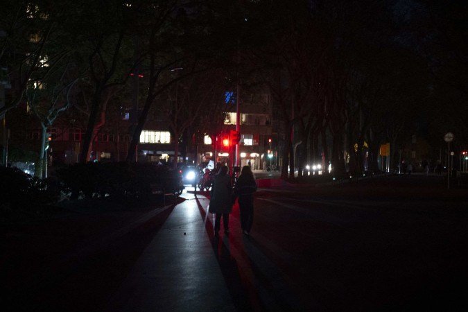 Pessoas caminham à noite em Barcelona sem eletricidade após um apagão que afetou toda a Península Ibérica e o sul da França, em 28 de abril de 2025 - (crédito: Josep LAGO/AFP) Pessoas caminham à noite em Barcelona sem eletricidade após um apagão que afetou toda a Península Ibérica e o sul da França, em 28 de abril de 2025 - (crédito: Josep LAGO/AFP)