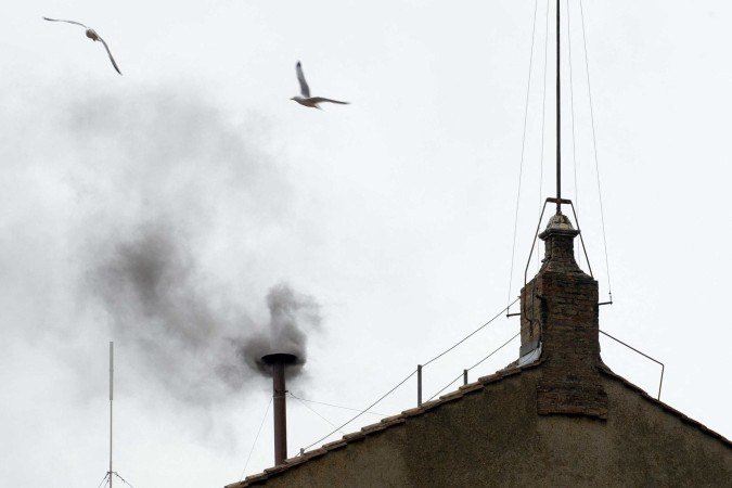Fumaça preta sobe da chaminé no telhado da Capela Sistina, o que significa que os cardeais não conseguiram eleger um novo papa      