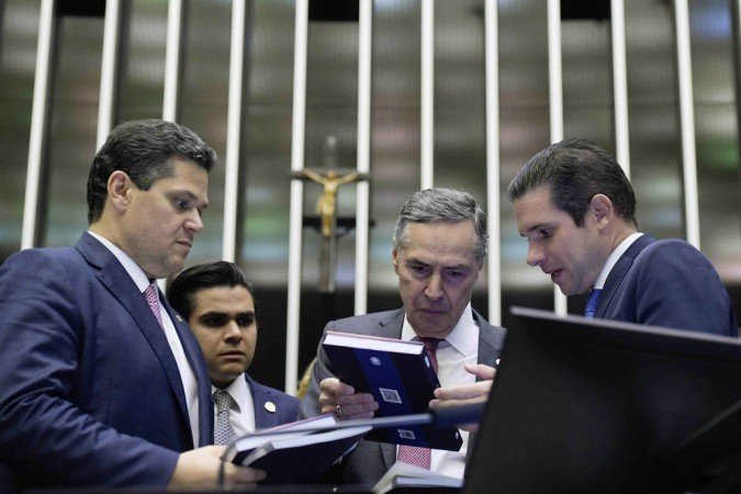 Alcolumbre, Barroso e Motta negociam proposta que recalibra penas dos vândalos do 8 de Janeiro - (crédito: Saulo Cruz/Agência Senado) Alcolumbre, Barroso e Motta negociam proposta que recalibra penas dos vândalos do 8 de Janeiro - (crédito: Saulo Cruz/Agência Senado)