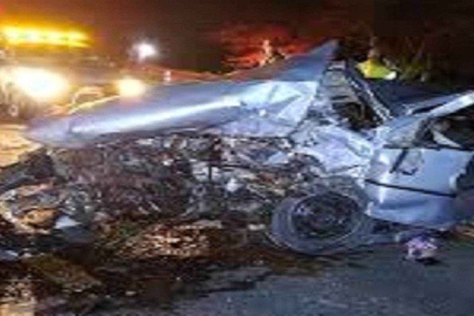 Motorista inabilitado e embriagado bateu numa caixa de água de chuva e o carro ficou destruído - (crédito: Redes sociais) Motorista inabilitado e embriagado bateu numa caixa de água de chuva e o carro ficou destruído - (crédito: Redes sociais)