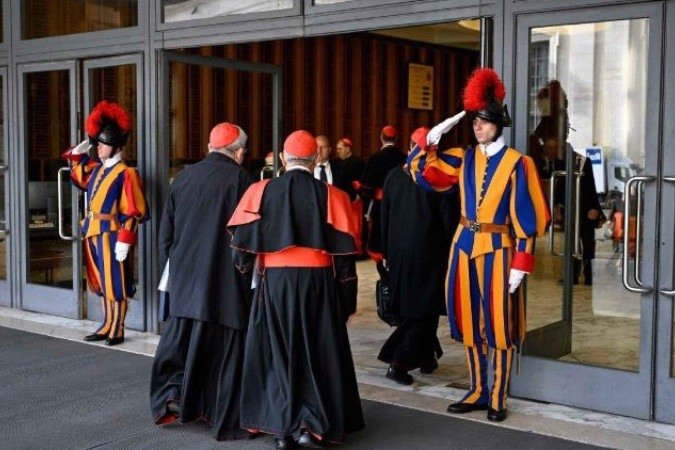 Cardeais se reúnem em congregações para discutir os rumos da igreja e devem definir, nesta segunda-feira (28/4) a data para o começo do próximo conclave - (crédito: (VATICAN MEDIA Divisione Foto)) Cardeais se reúnem em congregações para discutir os rumos da igreja e devem definir, nesta segunda-feira (28/4) a data para o começo do próximo conclave - (crédito: (VATICAN MEDIA Divisione Foto))