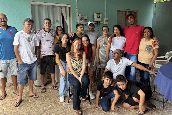 Valdirene com parte da família paterna reunida em Anápolis (GO) - (crédito: Arquivo pessoal) Valdirene com parte da família paterna reunida em Anápolis (GO) - (crédito: Arquivo pessoal)