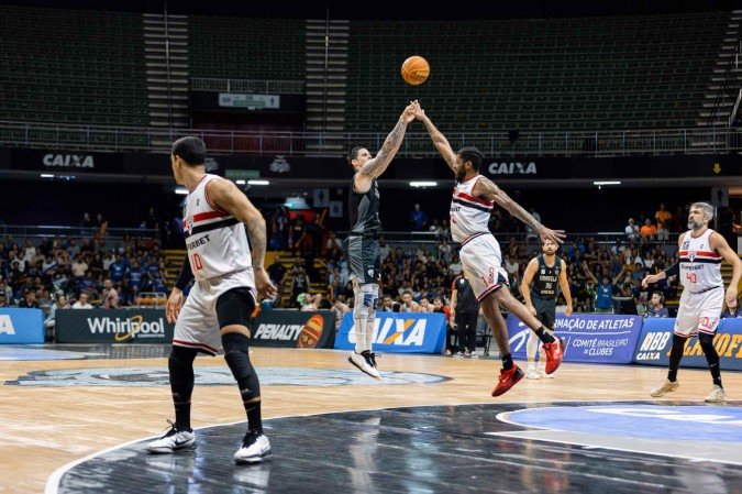 Derrotado no jogo 2 para o São Paulo, Brasília precisa de três vitórias consecutivas para seguir vivo nos playoffs do NBB - (crédito: Matheus Maranhão/Brasília Basquete) Derrotado no jogo 2 para o São Paulo, Brasília precisa de três vitórias consecutivas para seguir vivo nos playoffs do NBB - (crédito: Matheus Maranhão/Brasília Basquete)