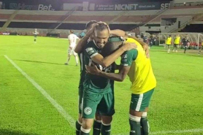 Anselmo Ramon celebra o seu gol, que definiu a vitória por 1 a 0 do Goiás sobre o Botafogo-SP - (crédito: Foto: Instagram Goiás) Anselmo Ramon celebra o seu gol, que definiu a vitória por 1 a 0 do Goiás sobre o Botafogo-SP - (crédito: Foto: Instagram Goiás)
