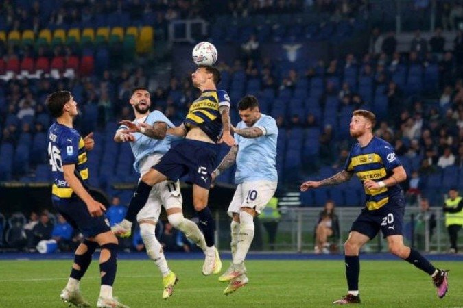 Jogadores de Lazio e Parma em disputa de bola no Campeonato Italiano -  (crédito: Foto: Paolo Bruno/Getty Images)