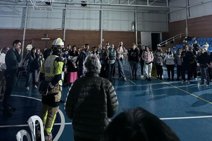 Dalyana e José Flávio foram levados, junto a outros ageiros do trem, a um ginásio de esportes que serve como abrigo na cidade espanhola de Zaidín - (crédito: Material cedido ao Correio) Dalyana e José Flávio foram levados, junto a outros ageiros do trem, a um ginásio de esportes que serve como abrigo na cidade espanhola de Zaidín - (crédito: Material cedido ao Correio)
