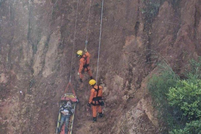 O homem foi resgatado consciente e orientado, queixando-se de dores na coluna - (crédito: CBMDF) O homem foi resgatado consciente e orientado, queixando-se de dores na coluna - (crédito: CBMDF)