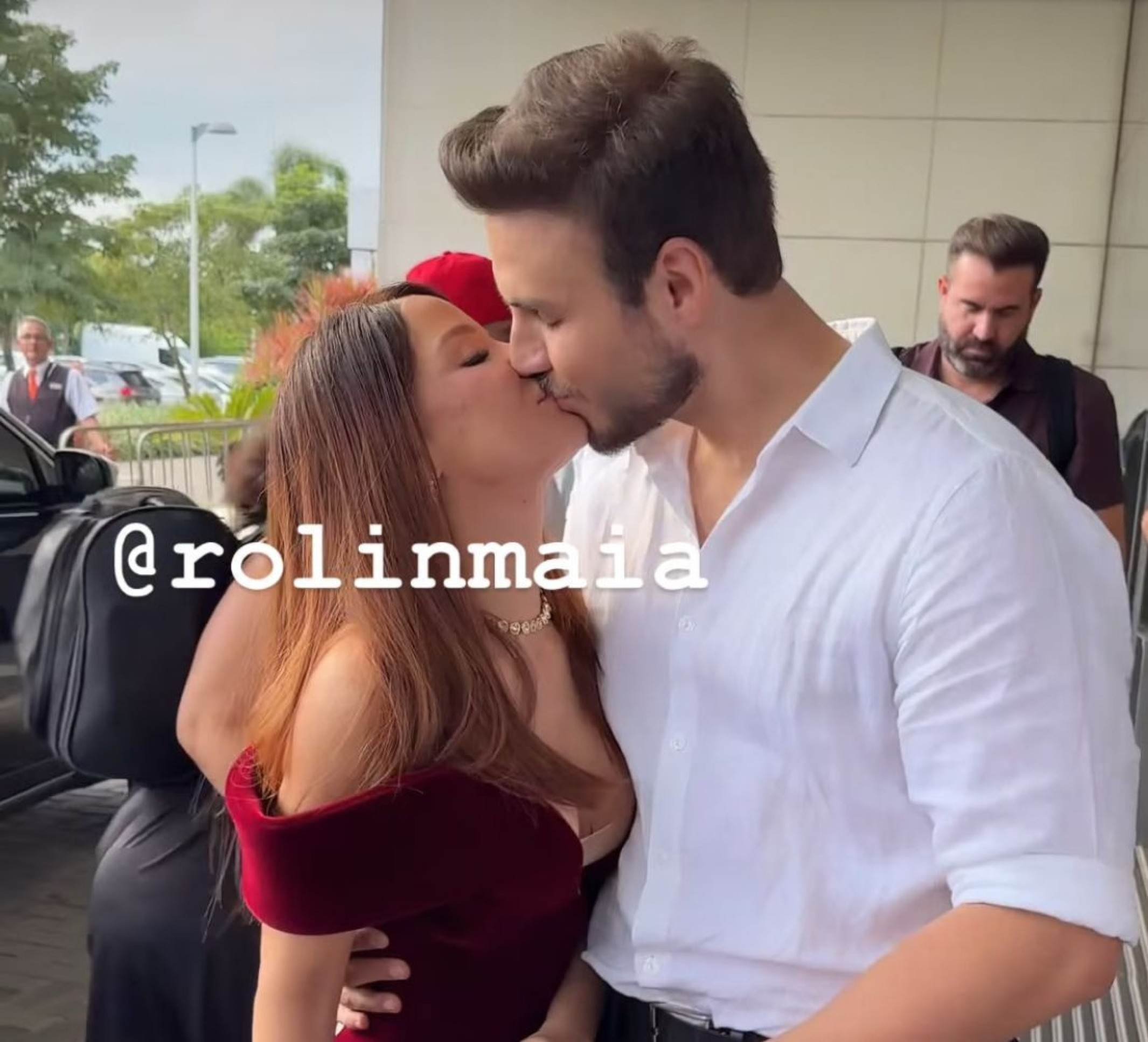 Maiara e Matheus Gabriel aos beijos na porta de hotel