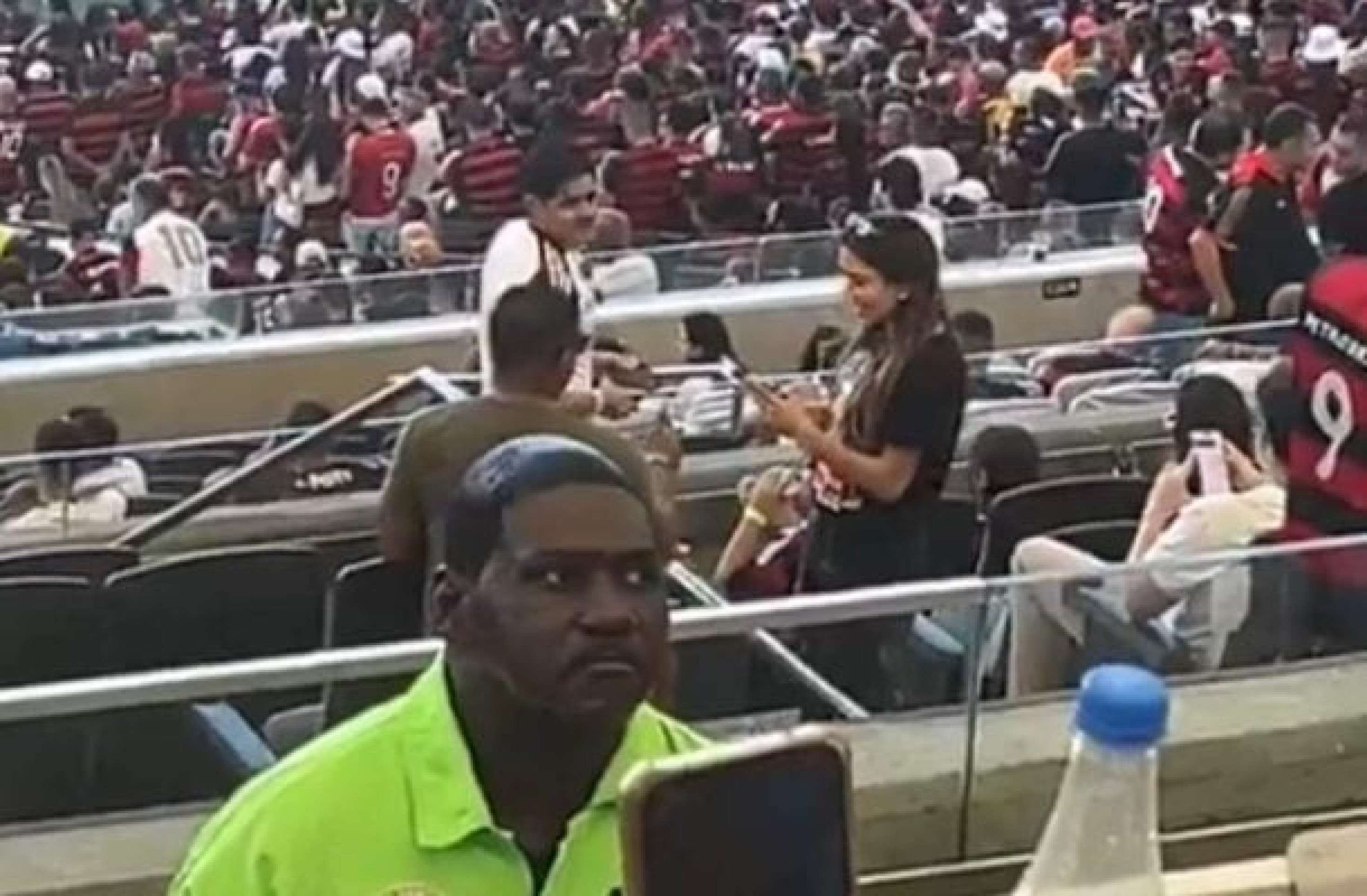 Alexandre Pato, família Abravanel, ex-BBB e cantor: famosos curtem Flamengo x Corinthians no Maracanã Alexandre Pato, família Abravanel, ex-BBB e cantor: famosos curtem Flamengo x Corinthians no Maracanã