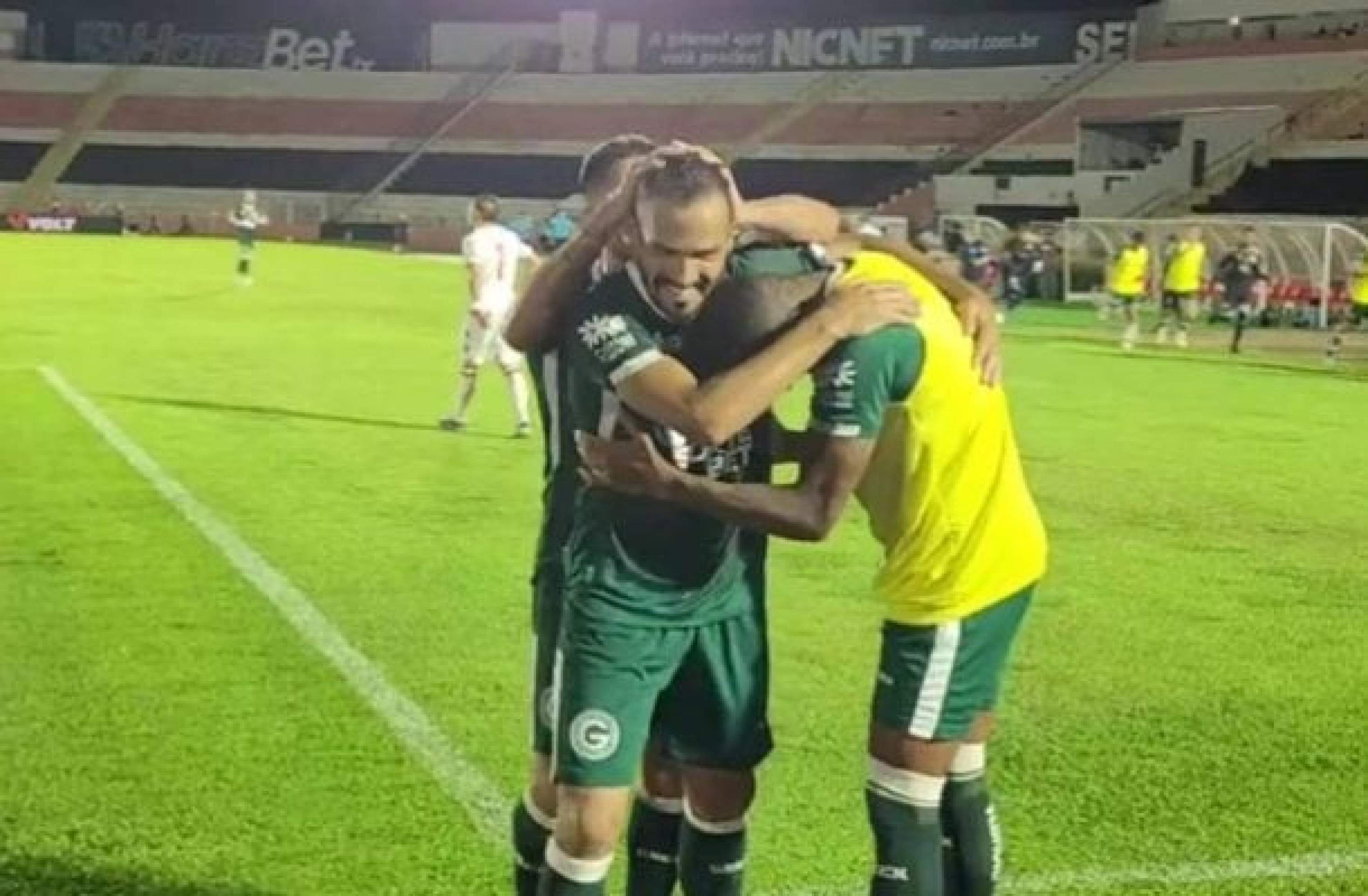 Anselmo Ramon faz seu primeiro gol pelo Goiás, que vence e sobe na Série B