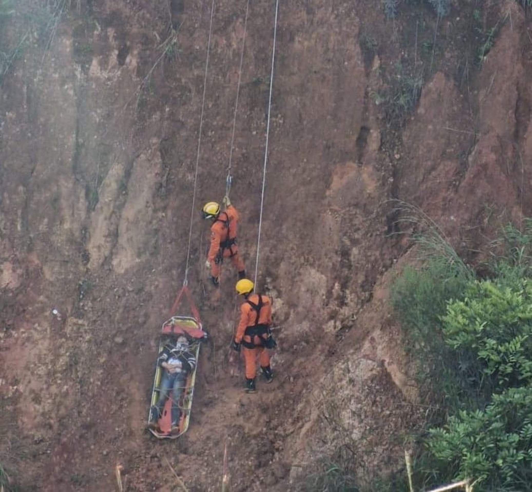 Homem cai em erosão de 20 metros e é resgatado pelos bombeiros