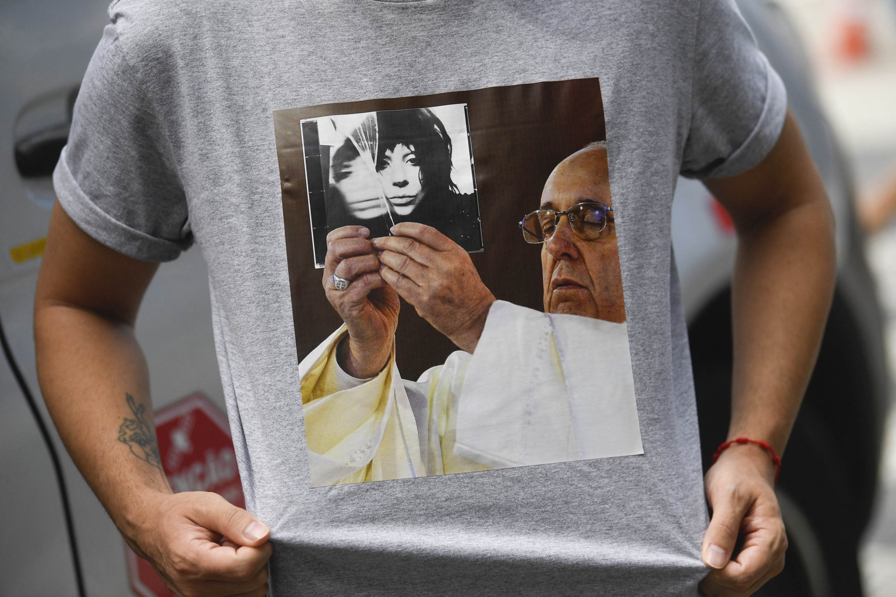 Fã usa camiseta com papa Francisco segurando disco da Lady Gaga como se fosse a hóstia       