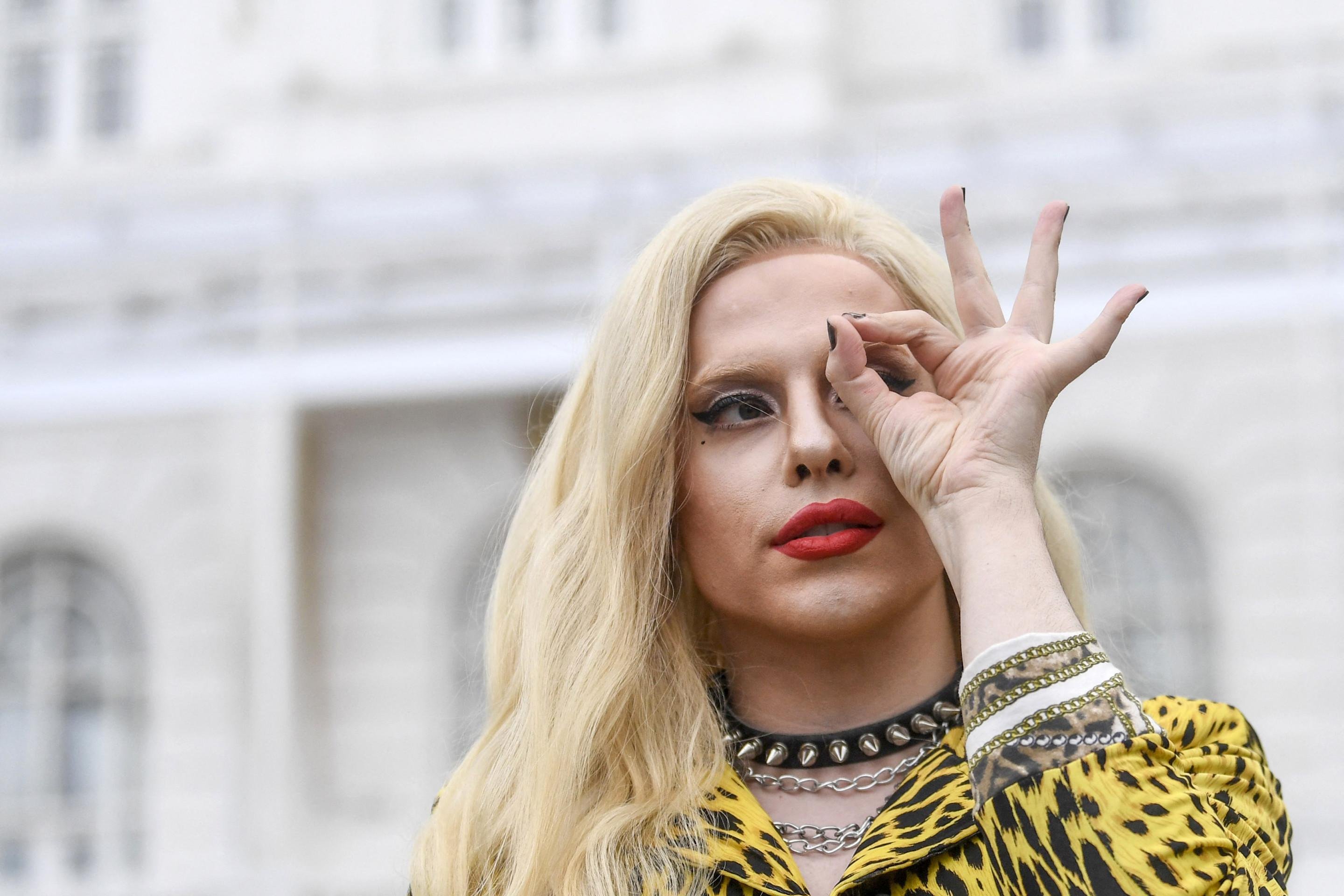 Cover de Lady Gaga, drag queen Penelopy Jean