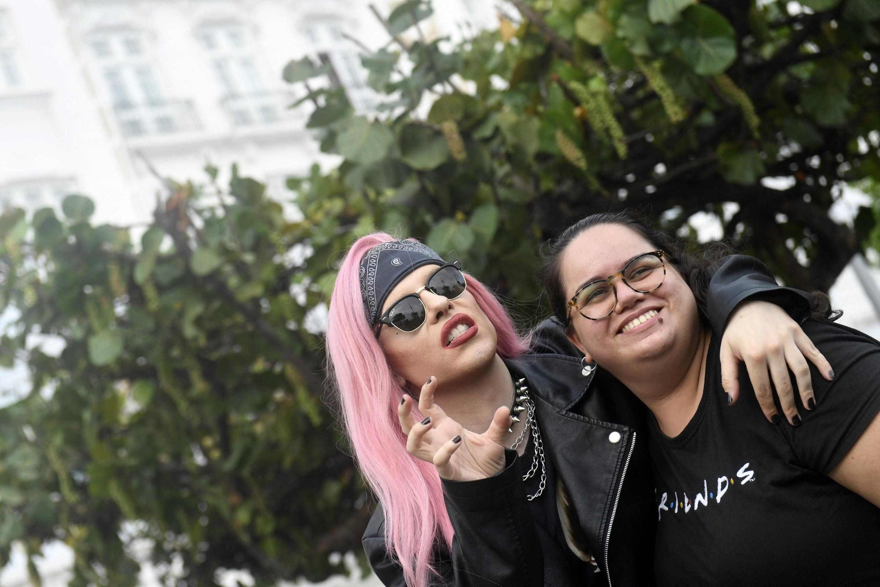 Cover da cantora Lady Gaga, Penelopy Jean com fã       