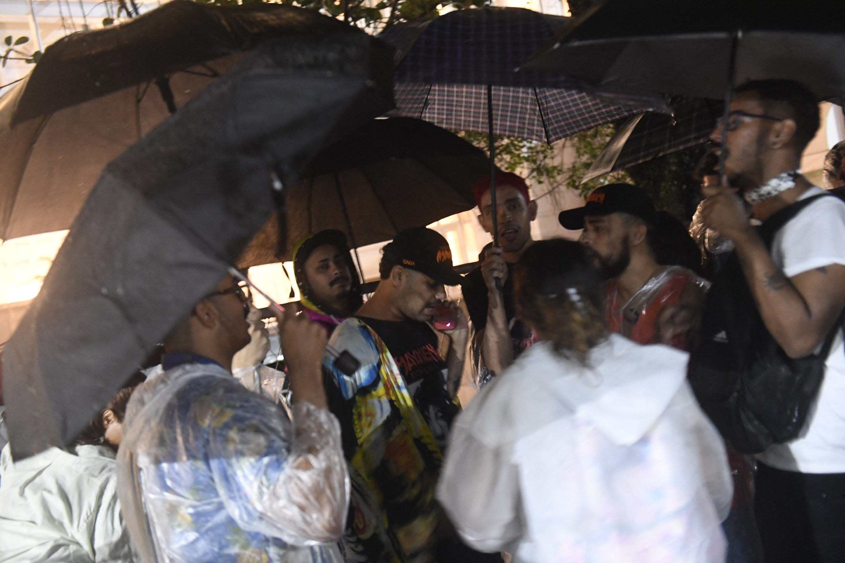 Fãs aguardam na chuva pela chegada de Lady Gaga ao Rio de Janeiro       