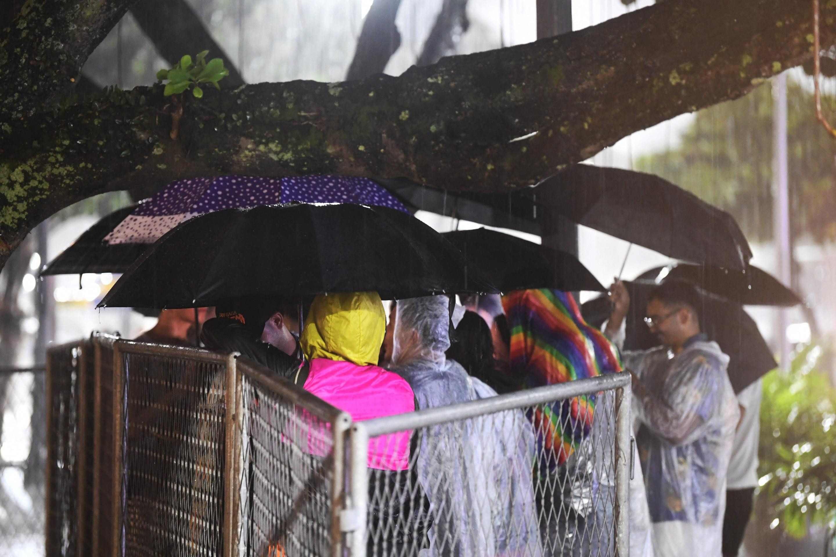 Fãs aguardam na chuva pela chegada de Lady Gaga ao Rio de Janeiro             