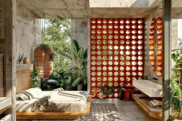 Optar por janelas e passagens que permitem a ventilação e a iluminação natural reduz o gasto de energia