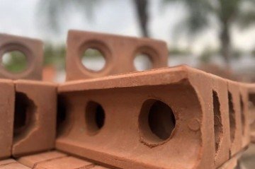 Tijolos ecológicos são feitos de solo, cimento e água e evitam o uso de fornos, reduzindo a emissão de gases poluentes -  (crédito: Reprodução/Pinterest)