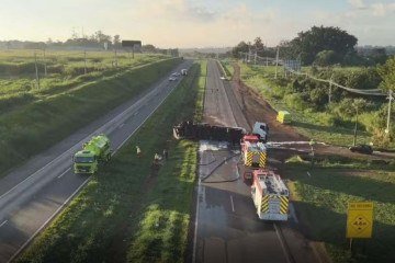 Caminhão interditou rodovia  -  (crédito: Guarda Municipal de Paulínia / Mário Sérgio Dias )