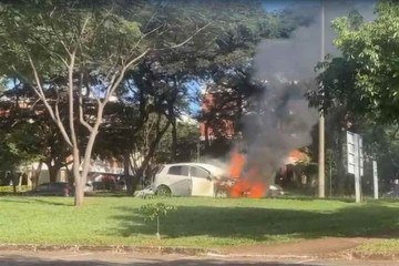 Fiat Punto pegou fogo na 602 Sul na manhã desta terça (29) -  (crédito: Daniela Varella)