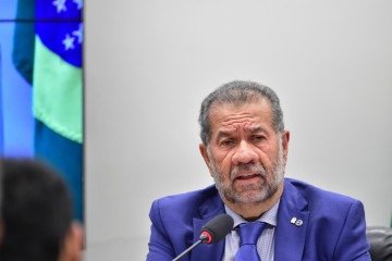 Lupi negou que tenha demorado a tomar medidas contra fraudes, mas admitiu que burocracia do ministério atrapalhou -  (crédito: Zeca Ribeiro/Câmara)