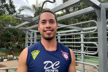 O motorista de aplicativo Jonas Campelo, 24, treina todos os dias no Parque Olhos DÁgua e vai repetir no feriado  -  (crédito: Vitória Torres/CB)