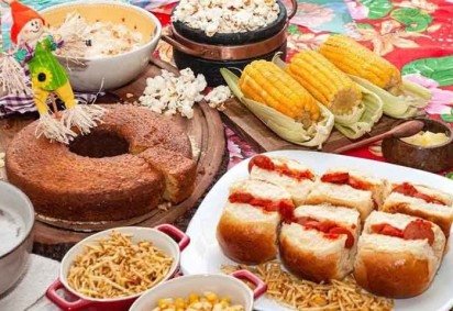 Por fim, além de cozido em si, outras comidas derivadas desse grão, como canjica, pamonha, pipoca, curau e o bolo de milho ou fubá, são servidas durante os festejos juninos e julinos. -  (crédito:   Divulgação)
