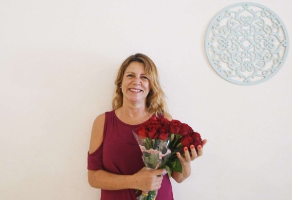 Juliana Sartori é instrutora de ioga há 29 anos