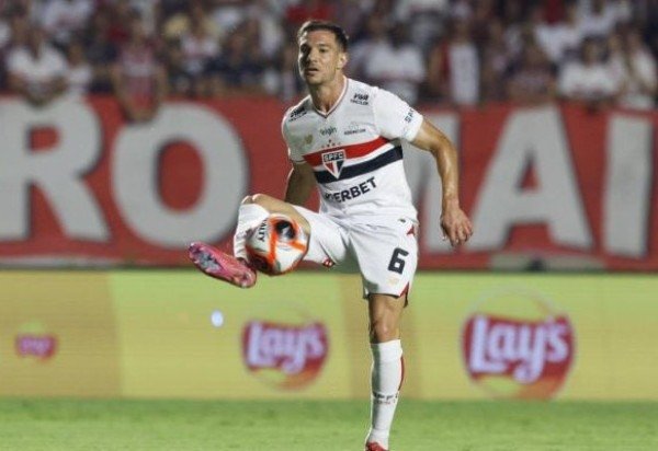 CÉDRIC SOARES - Próximo de renovar o seu contrato, o português apareceu bem ao longo da partida, aparecendo no campo de ataque e criando boas oportunidades pela direita. Nota: 6 - Foto: Divulgação/São Paulo