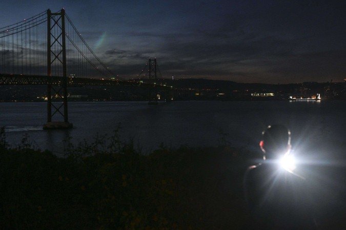Esta fotografia mostra a Ponte 25 de Abril sobre o rio Tejo com as luzes apagadas após um grande apagão que afetou toda a Península Ibérica e o sul da França, em Lisboa, em 28 de abril de 2025 - (crédito: Patricia DE MELO MOREIRA / AFP) Esta fotografia mostra a Ponte 25 de Abril sobre o rio Tejo com as luzes apagadas após um grande apagão que afetou toda a Península Ibérica e o sul da França, em Lisboa, em 28 de abril de 2025 - (crédito: Patricia DE MELO MOREIRA / AFP)