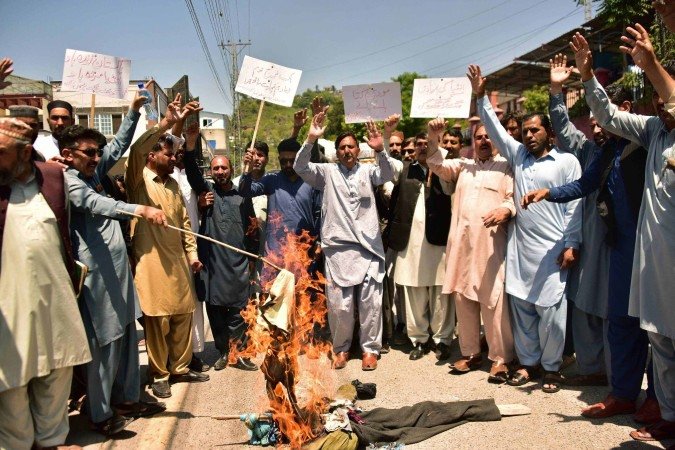 Manifestantes gritam palavras de ordem e queimam uma estátua do primeiro-ministro indiano, Narendra Modi, durante um protesto anti-Índia em Muzaffarabad, capital da Caxemira istrada pelo Paquistão, em 29 de abril de 2025. Os militares paquistaneses abateram um drone indiano ao longo da fronteira de fato com a Caxemira, informou a rádio estatal em Islamabad em 29 de abril, uma semana após o ataque mais mortal contra civis na região disputada em anos. - (crédito: Sajjad QAYYUM / AFP) Manifestantes gritam palavras de ordem e queimam uma estátua do primeiro-ministro indiano, Narendra Modi, durante um protesto anti-Índia em Muzaffarabad, capital da Caxemira istrada pelo Paquistão, em 29 de abril de 2025. Os militares paquistaneses abateram um drone indiano ao longo da fronteira de fato com a Caxemira, informou a rádio estatal em Islamabad em 29 de abril, uma semana após o ataque mais mortal contra civis na região disputada em anos. - (crédito: Sajjad QAYYUM / AFP)