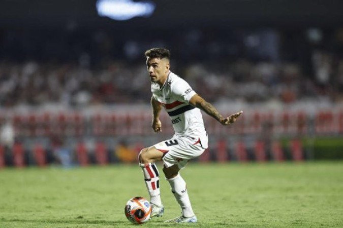 ENZO DÍAZ - O lateral entrou ao longo da segunda etapa e conseguiu ir bem quando exigido, com boas interceptações e construção em jogadas ofensivas. Nota: 5,5 - Foto: Divulgação/São Paulo