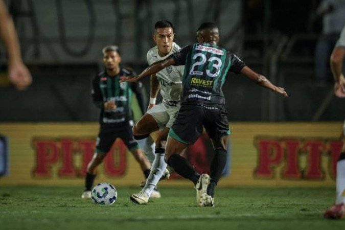 CUELLO - Muito participativo e solidário, criou boas jogadas, deu assistência para Hulk e por pouco não fez um belo gol em chute de fora da área. NOTA: 7,0 - Foto: Pedro Souza / Atlético
