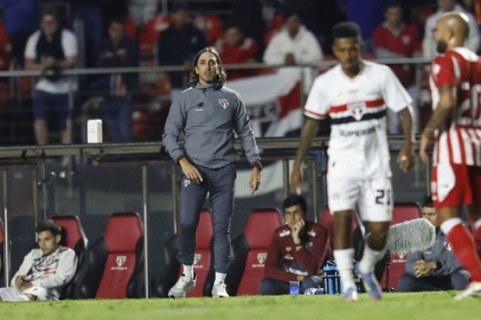 LUIS ZUBELDÍA - O treinador aproveitou a partida para rodar o elenco, dando oportunidades para alguns atletas que não vem tendo tanta oportunidade. Acertou no posicionamento de Luciano, que foi o destaque do jogo, mas acabou falhando ao tirar Lucas Ferreira, que acabou travando o ataque. Nota: 6 - Foto: Divulgação/São Paulo