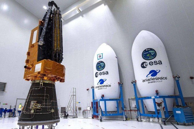 O satélite inclui uma antena dobrável de 12 metros que parece um guarda-chuva - (crédito: ESA-CNES-ARIANESPACE) O satélite inclui uma antena dobrável de 12 metros que parece um guarda-chuva - (crédito: ESA-CNES-ARIANESPACE)
